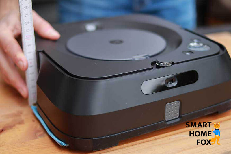 Der iRobot Braava jet m6 wird mit einem Lineal ausgemessen